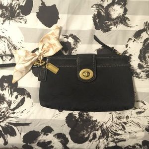 💯AUTHENTIC Coach Hamptons Turnlock Wristlet!
